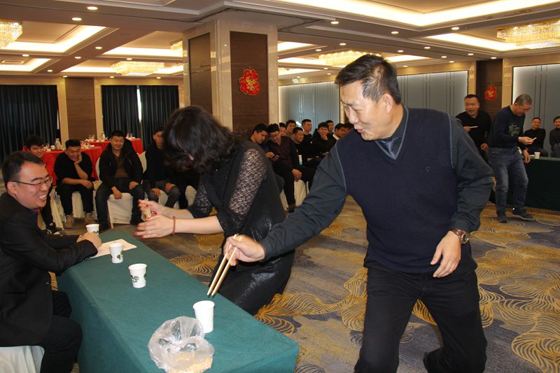 活动4：筷子传杯活动.JPG